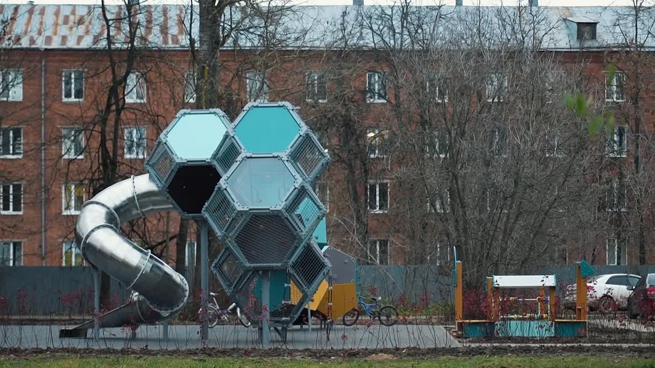 Завершили благоустройство небольшой детской площадки во дворе дома по ул. Инженерной, 6. Интересный получился игровой городок в стиле кубизма