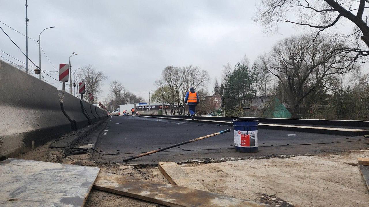 На мосту через реку Рожайку в Домодедовео уложили гидроизоляцию на втором пролёте На мосту через реку Рожайку в Домодедовео уложили гидроизоляцию на втором пролёте