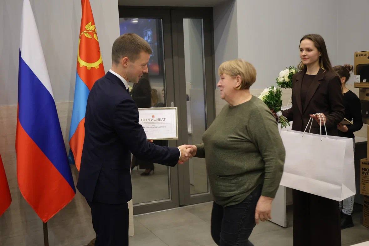 Сергей Юров: Новое жилье без очередей.. Вручил первые сертификаты на приобретение нового жилья участникам государственной программы Московской области по переселению граждан из аварийного жилищного фонда Сергей Юров: Новое жилье без очередей.. Вручил первые сертификаты на приобретение нового жилья участникам государственной программы Московской области по переселению граждан из аварийного жилищного фонда