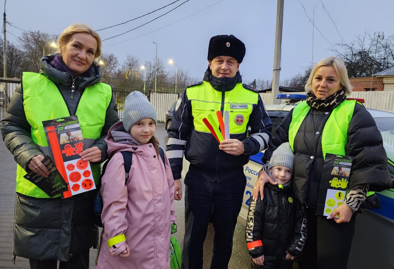 На пересечении улиц Комсомольская и 3-го Интернационала прошла акция «Засветись!» На пересечении улиц Комсомольская и 3-го Интернационала прошла акция «Засветись!»