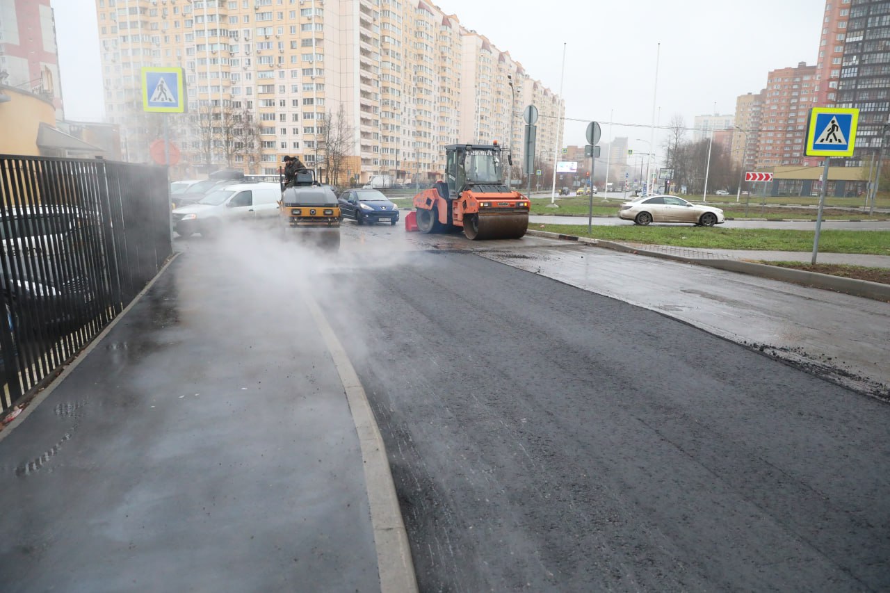В Долгопрудном асфальтируют участок дороги в рамках реконструкции улицы Молодёжная В Долгопрудном асфальтируют участок дороги в рамках реконструкции улицы Молодёжная