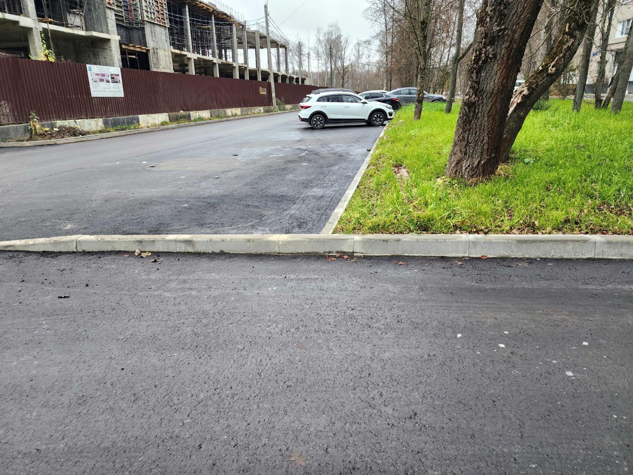 На Выстреле заасфальтировали улицу Драгунского На Выстреле заасфальтировали улицу Драгунского