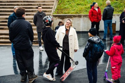 Юные жители Химок поделились впечатлениями о новом скейт-парке с Еленой Земляковой