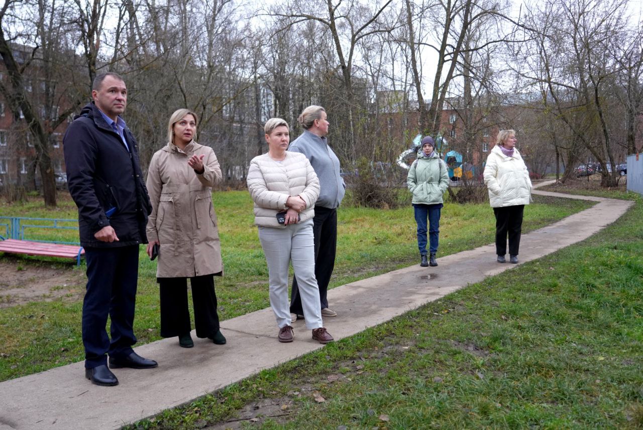 Завершили благоустройство небольшой детской площадки во дворе дома по ул. Инженерной, 6. Интересный получился игровой городок в стиле кубизма Завершили благоустройство небольшой детской площадки во дворе дома по ул. Инженерной, 6. Интересный получился игровой городок в стиле кубизма