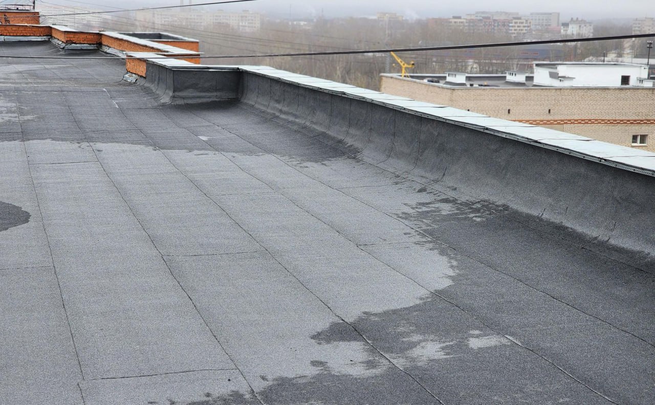 В доме №48А на проспекте Красной Армии завершается масштабный ремонт кровли, который проводится управляющей компанией «Посадское обслуживание домов»