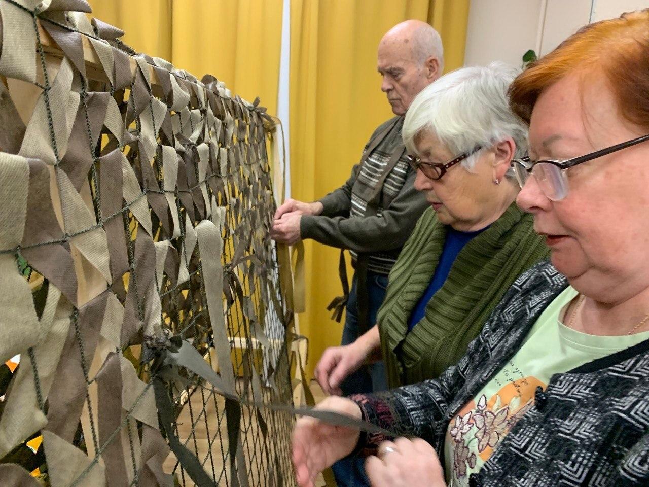 270 маскировочных сетей для бойцов СВО сплели участники королевского клуба «Активное долголетие»
