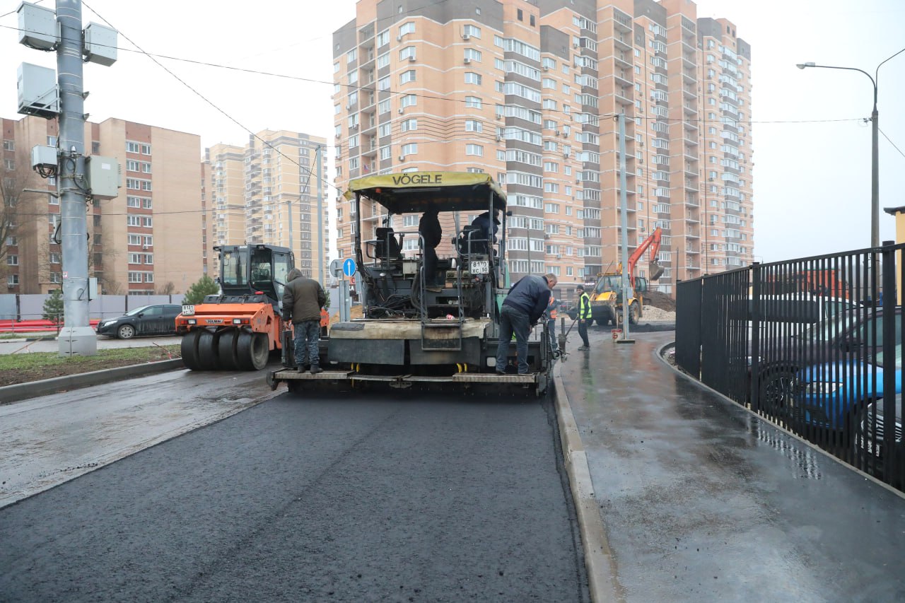 В Долгопрудном асфальтируют участок дороги в рамках реконструкции улицы Молодёжная В Долгопрудном асфальтируют участок дороги в рамках реконструкции улицы Молодёжная