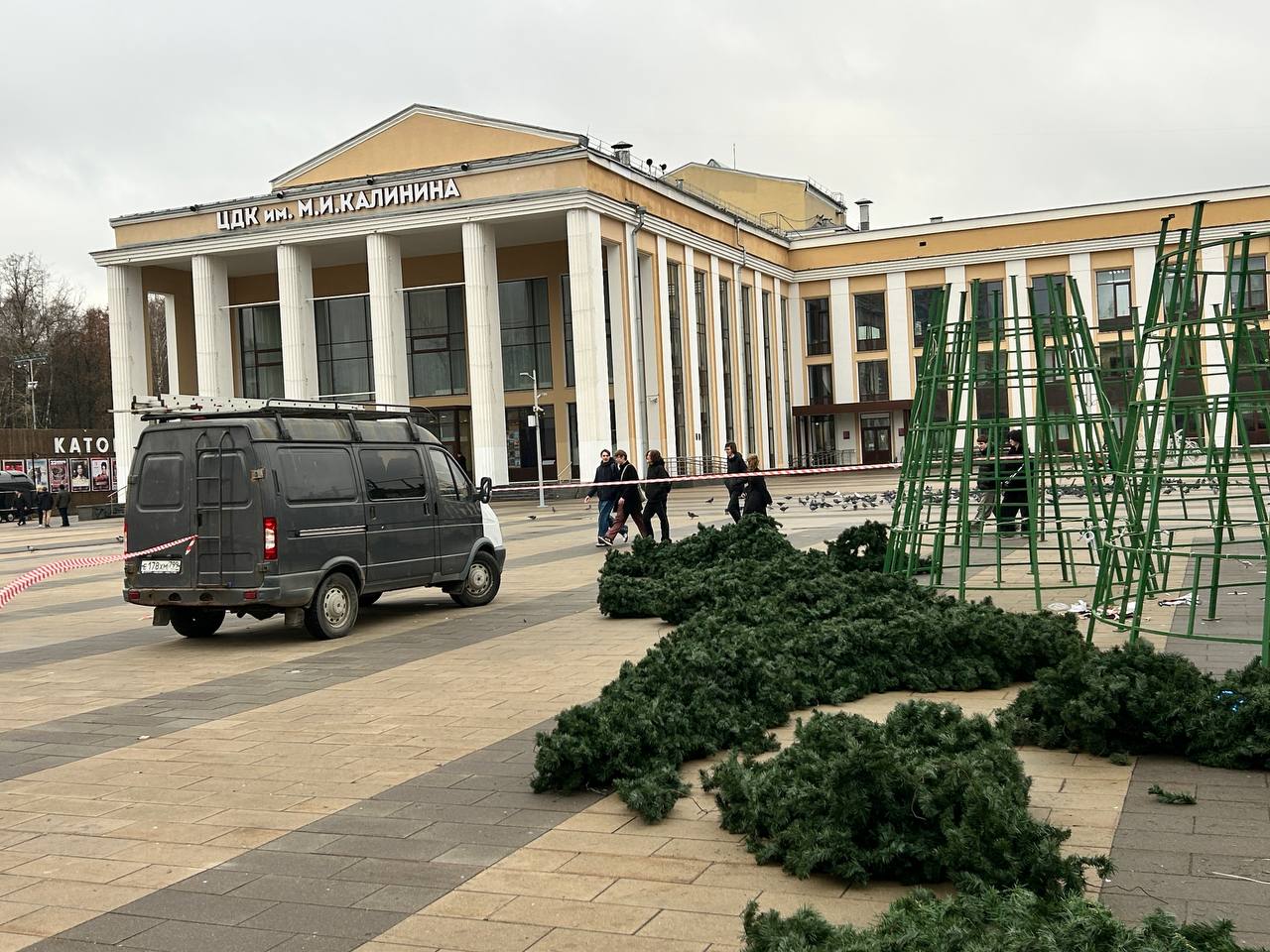 Главную новогоднюю ёлку начали устанавливать в Королёве Главную новогоднюю ёлку начали устанавливать в Королёве