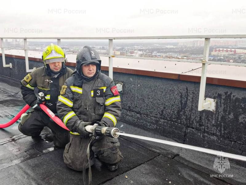 Пожарные Одинцова отработали подачу воды на высоту