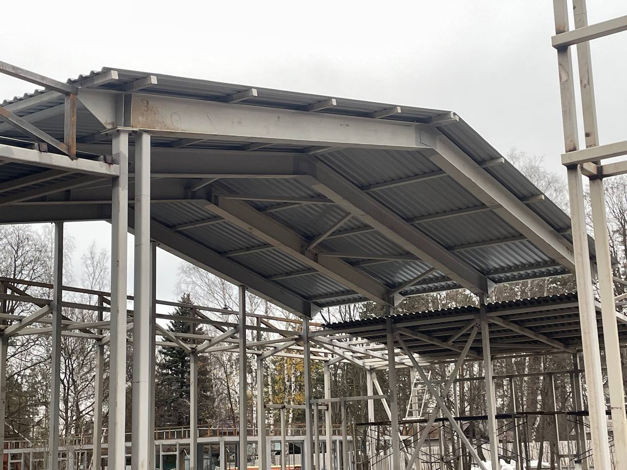 Монтаж кровли арт-объекта «Летний театр» начался в парке Малаховки