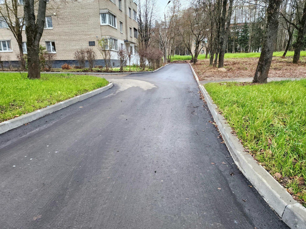 На Выстреле заасфальтировали улицу Драгунского На Выстреле заасфальтировали улицу Драгунского