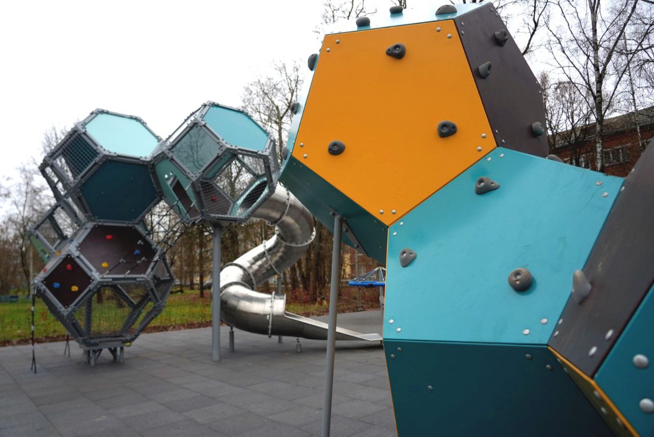 Завершили благоустройство небольшой детской площадки во дворе дома по ул. Инженерной, 6. Интересный получился игровой городок в стиле кубизма Завершили благоустройство небольшой детской площадки во дворе дома по ул. Инженерной, 6. Интересный получился игровой городок в стиле кубизма