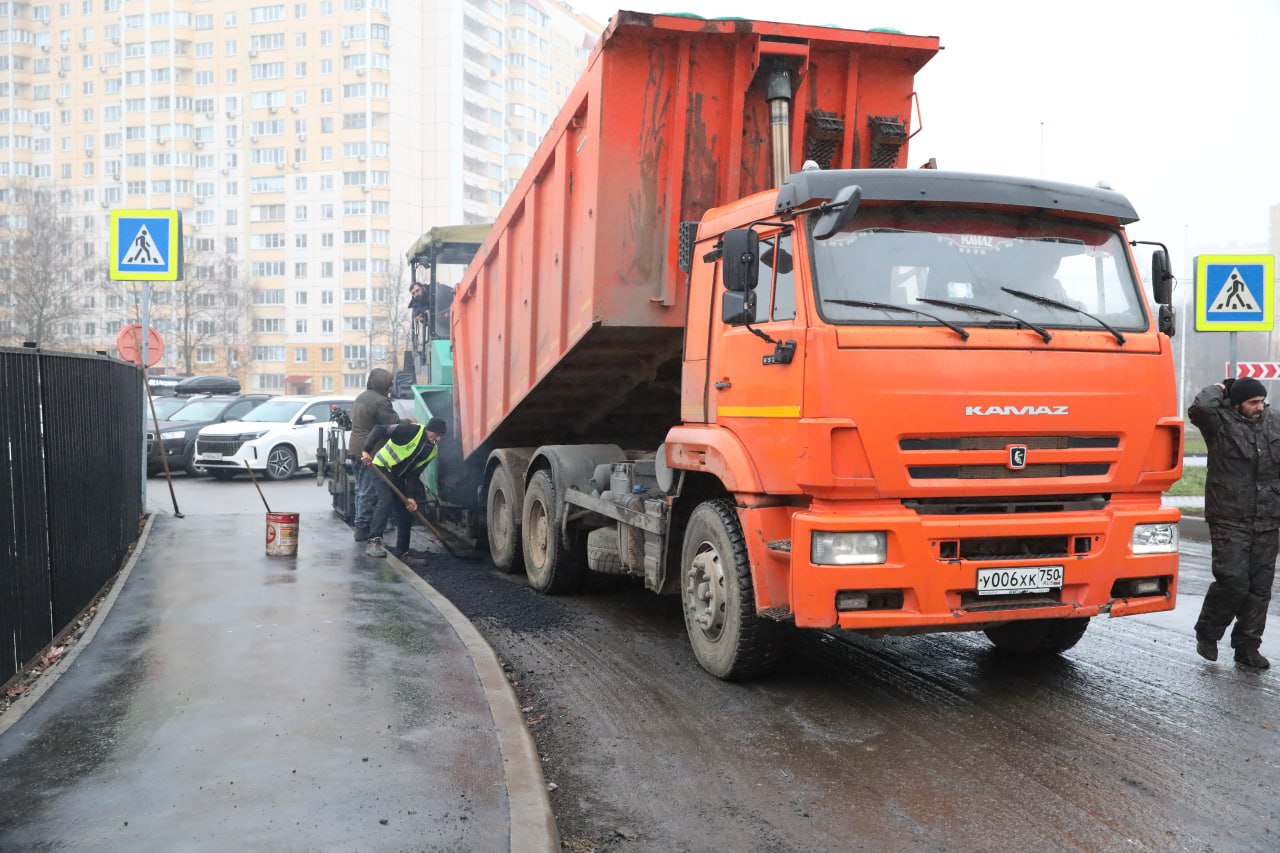 В Долгопрудном асфальтируют участок дороги в рамках реконструкции улицы Молодёжная В Долгопрудном асфальтируют участок дороги в рамках реконструкции улицы Молодёжная