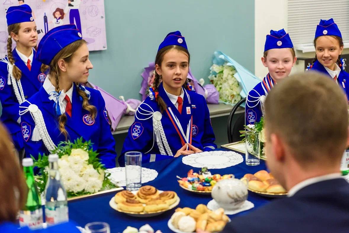 Сергей Юров: Встретился сегодня с нашими звёздами – ребятами отряда ЮИД «Дорожный Дозор» школы № 30, которые стали лучшими в стране Сергей Юров: Встретился сегодня с нашими звёздами – ребятами отряда ЮИД «Дорожный Дозор» школы № 30, которые стали лучшими в стране