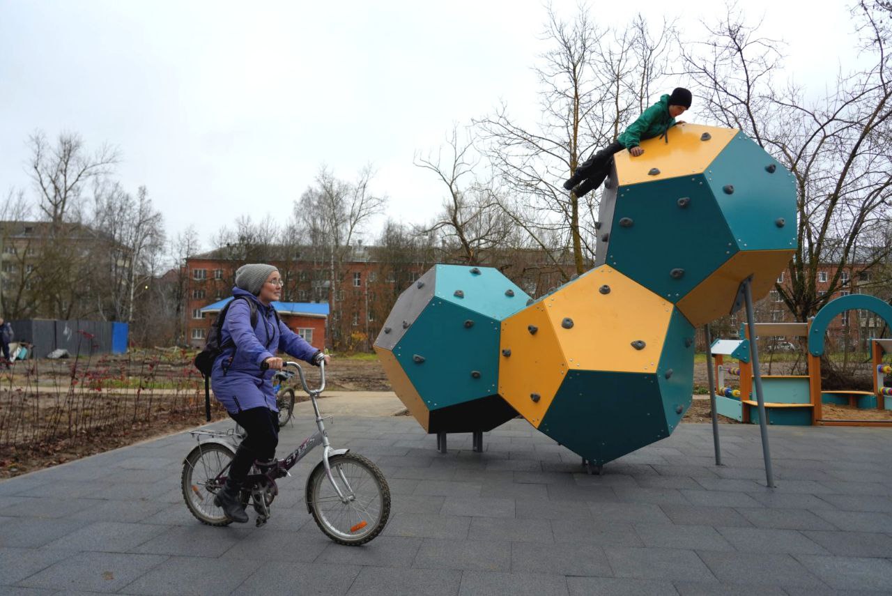 Завершили благоустройство небольшой детской площадки во дворе дома по ул. Инженерной, 6. Интересный получился игровой городок в стиле кубизма Завершили благоустройство небольшой детской площадки во дворе дома по ул. Инженерной, 6. Интересный получился игровой городок в стиле кубизма