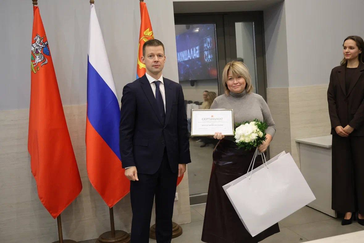 Сергей Юров: Новое жилье без очередей.. Вручил первые сертификаты на приобретение нового жилья участникам государственной программы Московской области по переселению граждан из аварийного жилищного фонда