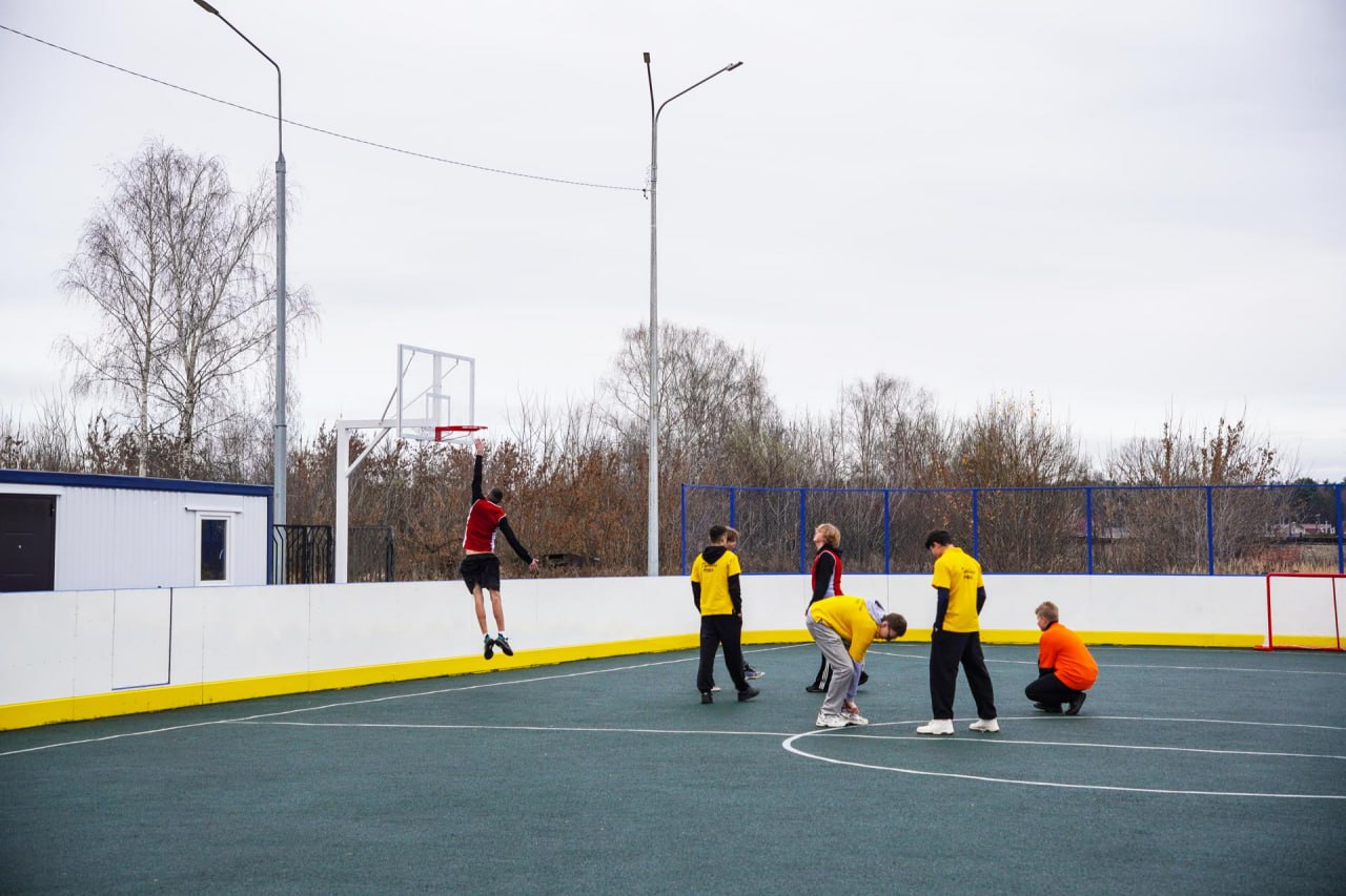 Новая универсальная спортивная площадка открыта в посёлке Дубовая Роща Новая универсальная спортивная площадка открыта в посёлке Дубовая Роща