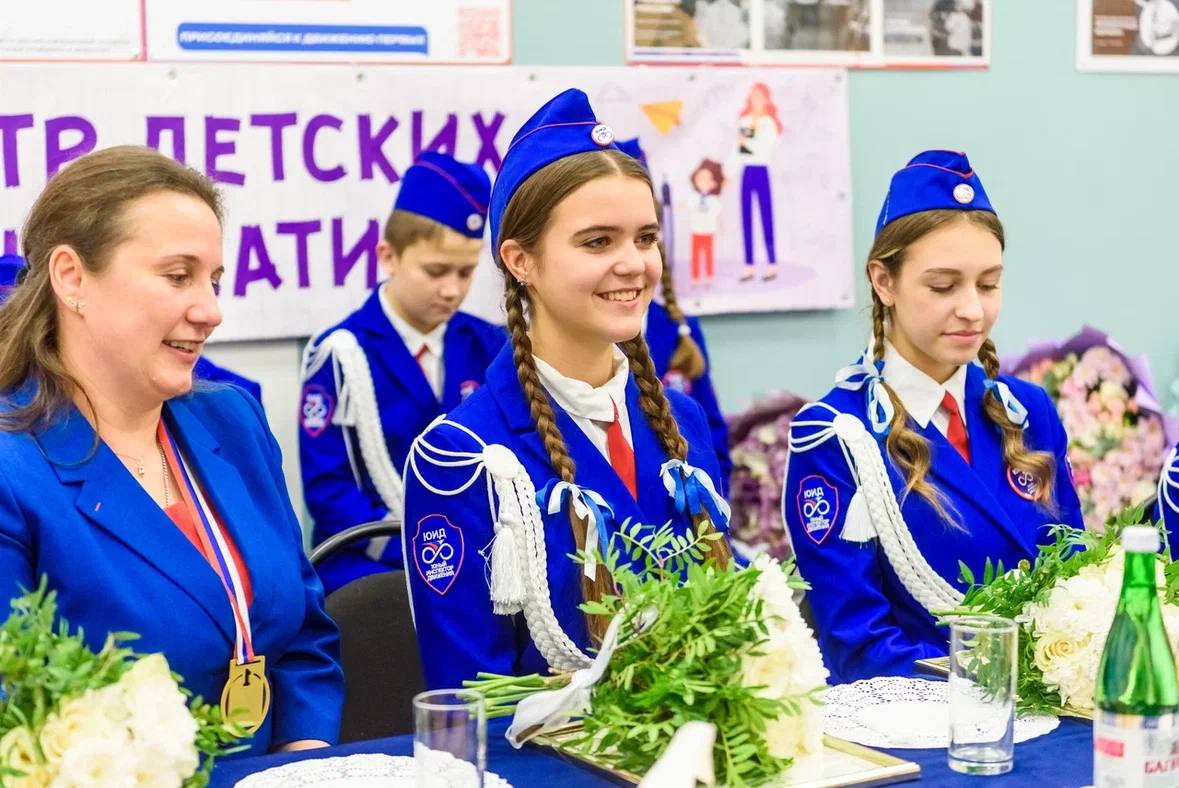 Сергей Юров: Встретился сегодня с нашими звёздами – ребятами отряда ЮИД «Дорожный Дозор» школы № 30, которые стали лучшими в стране Сергей Юров: Встретился сегодня с нашими звёздами – ребятами отряда ЮИД «Дорожный Дозор» школы № 30, которые стали лучшими в стране