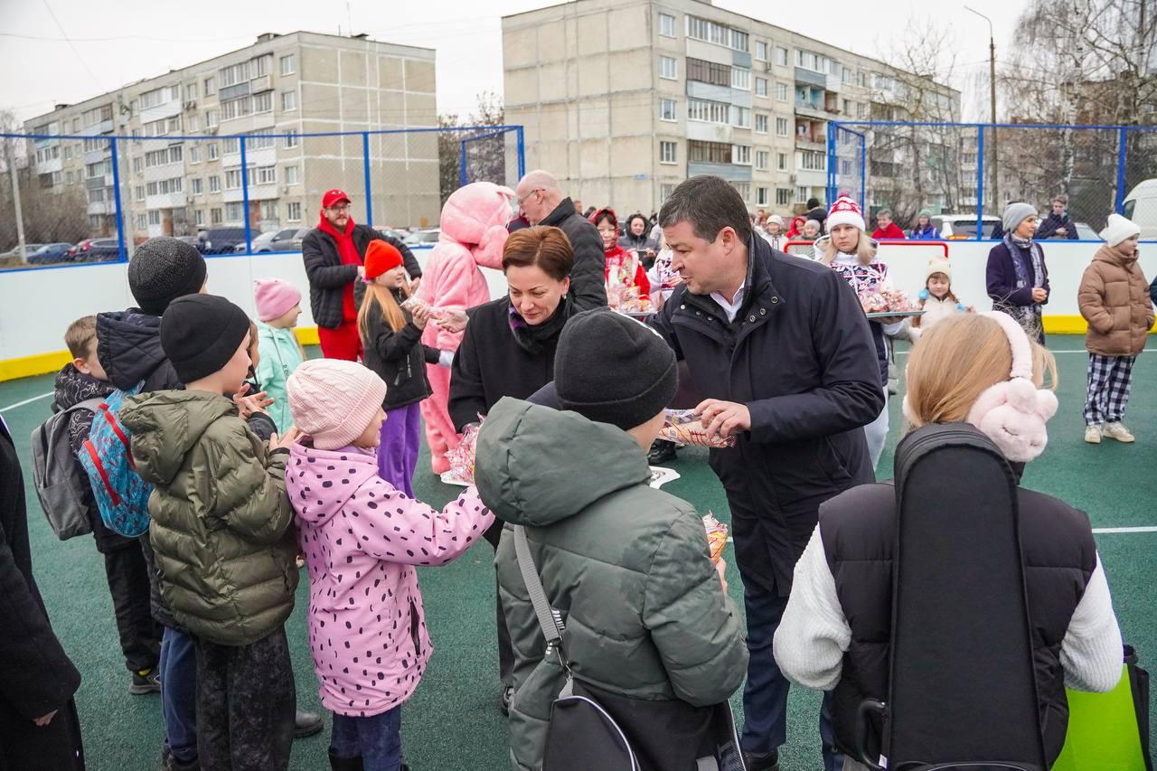 Новая универсальная спортивная площадка открыта в посёлке Дубовая Роща Новая универсальная спортивная площадка открыта в посёлке Дубовая Роща
