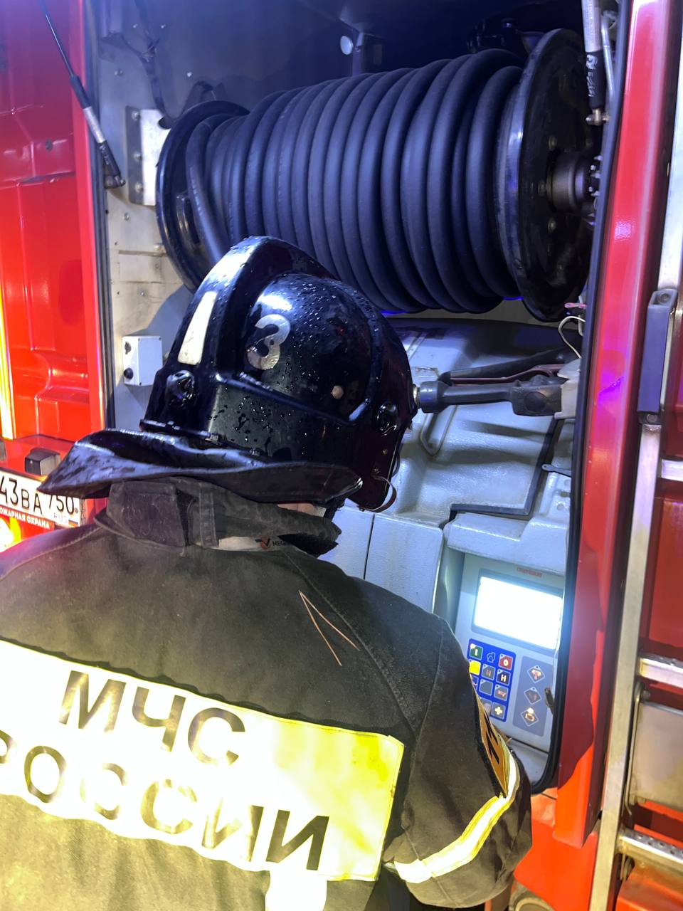 В микрорайоне Шереметьевский в Долгопрудном горит частный дом В микрорайоне Шереметьевский в Долгопрудном горит частный дом