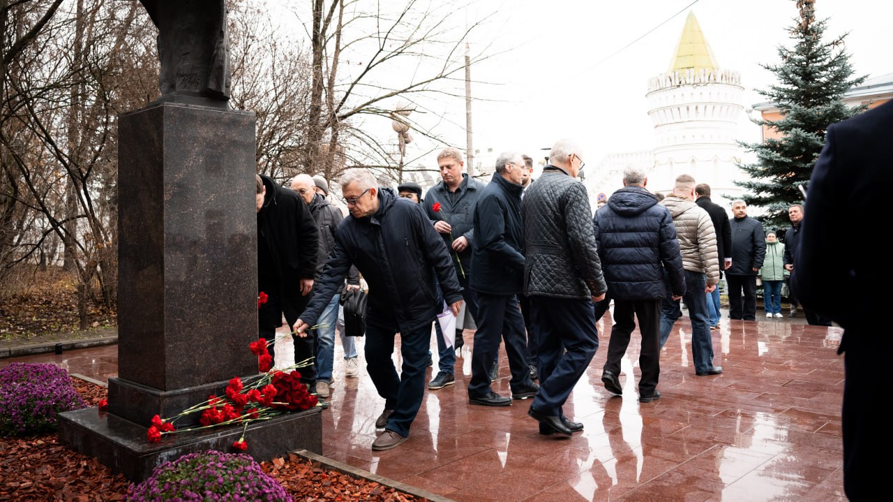 Владимир Волков: Память почётного гражданина Дзержинского — Бориса Петровича Жукова — почтили накануне с руководством и коллективом ФЦДТ «Союз» Владимир Волков: Память почётного гражданина Дзержинского — Бориса Петровича Жукова — почтили накануне с руководством и коллективом ФЦДТ «Союз»