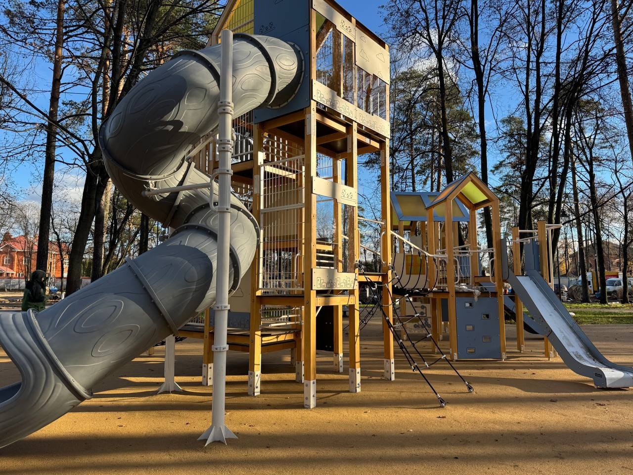 Монтаж кровли арт-объекта «Летний театр» начался в парке Малаховки Монтаж кровли арт-объекта «Летний театр» начался в парке Малаховки