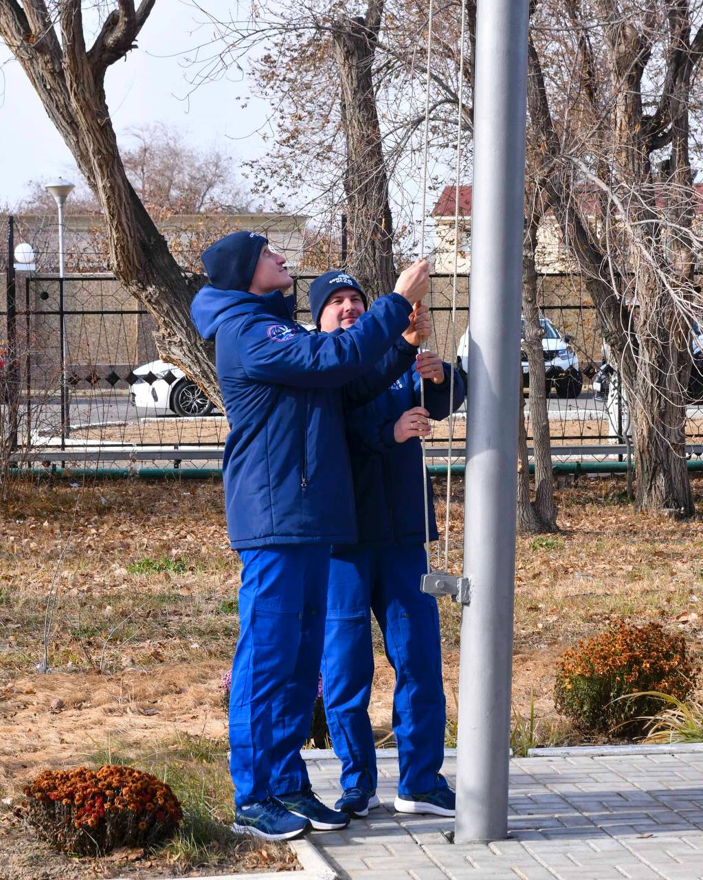 На Байконуре подняли флаги и почтили память основоположников отечественной космонавтики На Байконуре подняли флаги и почтили память основоположников отечественной космонавтики