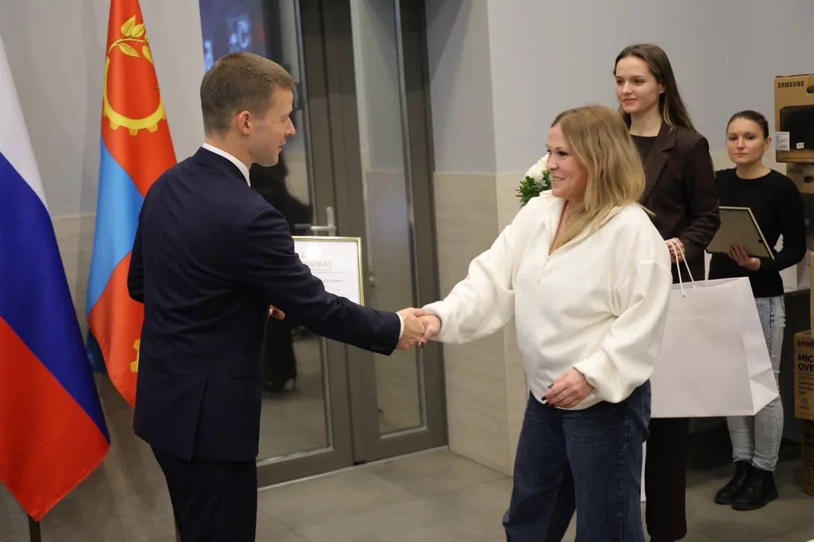 Сергей Юров: Новое жилье без очередей.. Вручил первые сертификаты на приобретение нового жилья участникам государственной программы Московской области по переселению граждан из аварийного жилищного фонда Сергей Юров: Новое жилье без очередей.. Вручил первые сертификаты на приобретение нового жилья участникам государственной программы Московской области по переселению граждан из аварийного жилищного фонда