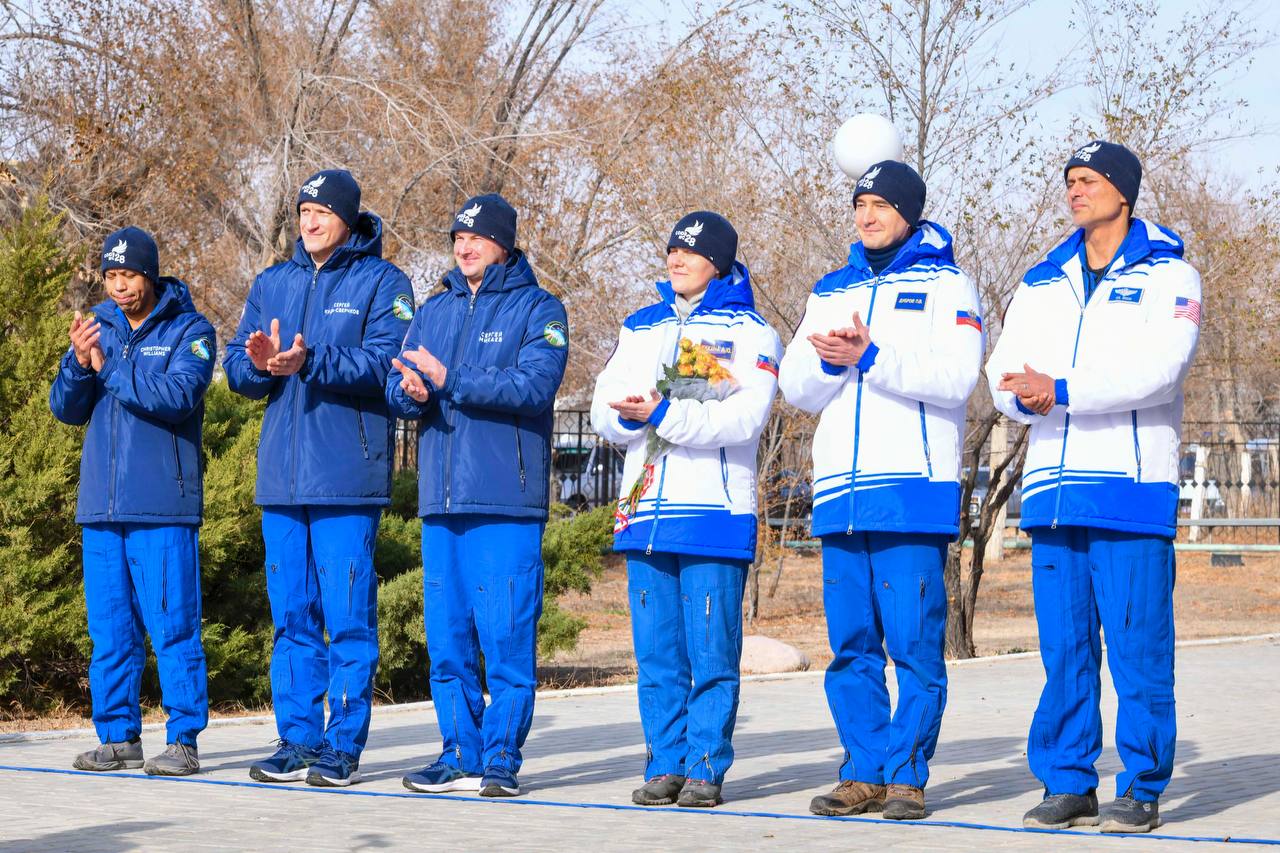 На Байконуре подняли флаги и почтили память основоположников отечественной космонавтики На Байконуре подняли флаги и почтили память основоположников отечественной космонавтики