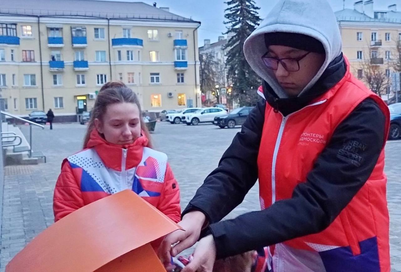 В рамках инициативы «#МЫВМЕСТЕ – Месяц Добрых дел», посвященной Дню добровольца, активисты движения «Волонтеры Подмосковья» совместно с сотрудниками молодежного центра «Олимпиец» организовали сбор использованных батареек В рамках инициативы «#МЫВМЕСТЕ – Месяц Добрых дел», посвященной Дню добровольца, активисты движения «Волонтеры Подмосковья» совместно с сотрудниками молодежного центра «Олимпиец» организовали сбор использованных батареек