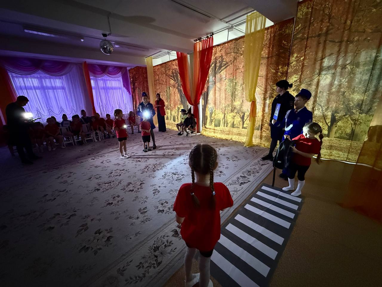 Для дошкольников провели «волшебный» эксперимент: как быть заметным в сумерках Для дошкольников провели «волшебный» эксперимент: как быть заметным в сумерках