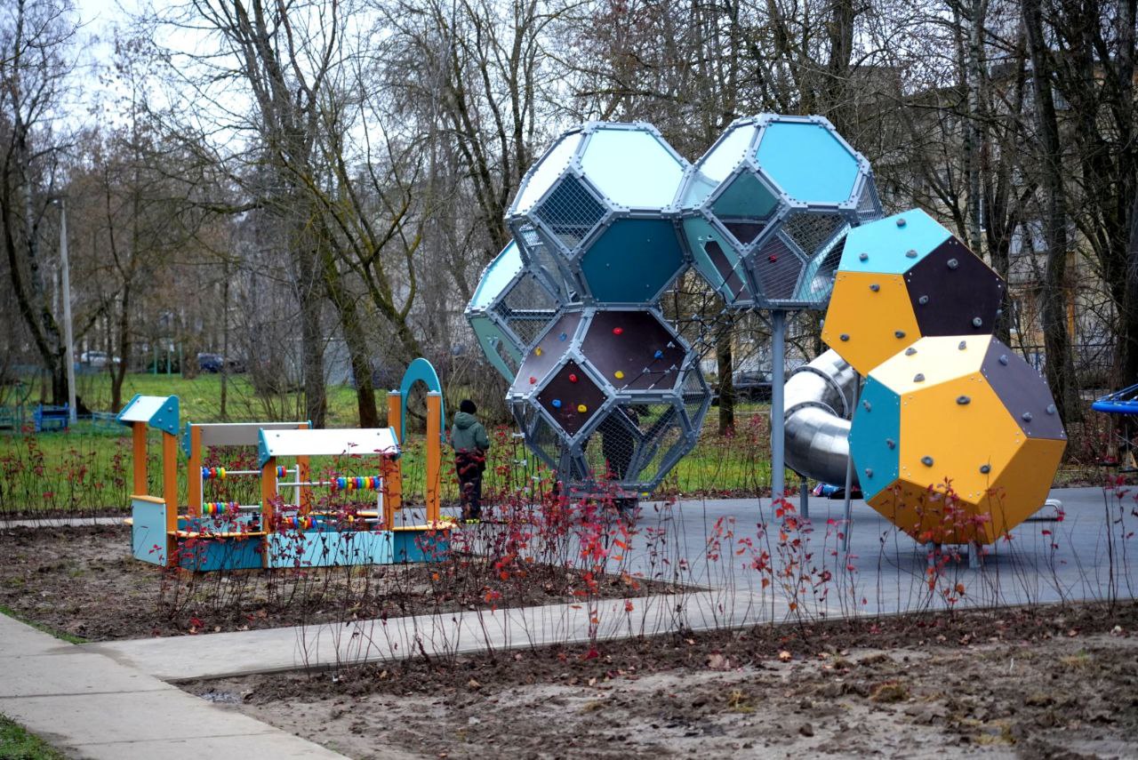 Завершили благоустройство небольшой детской площадки во дворе дома по ул. Инженерной, 6. Интересный получился игровой городок в стиле кубизма Завершили благоустройство небольшой детской площадки во дворе дома по ул. Инженерной, 6. Интересный получился игровой городок в стиле кубизма