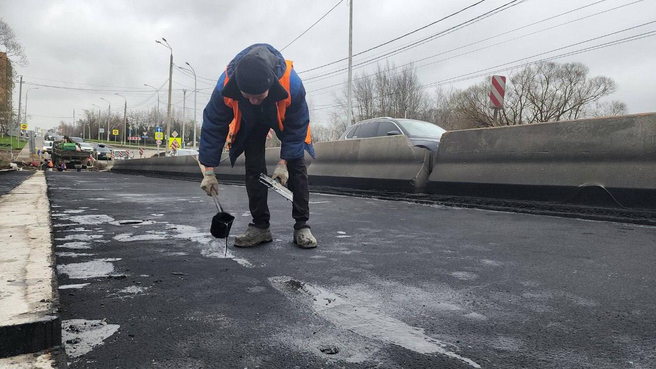 На мосту через реку Рожайку в Домодедовео уложили гидроизоляцию на втором пролёте На мосту через реку Рожайку в Домодедовео уложили гидроизоляцию на втором пролёте