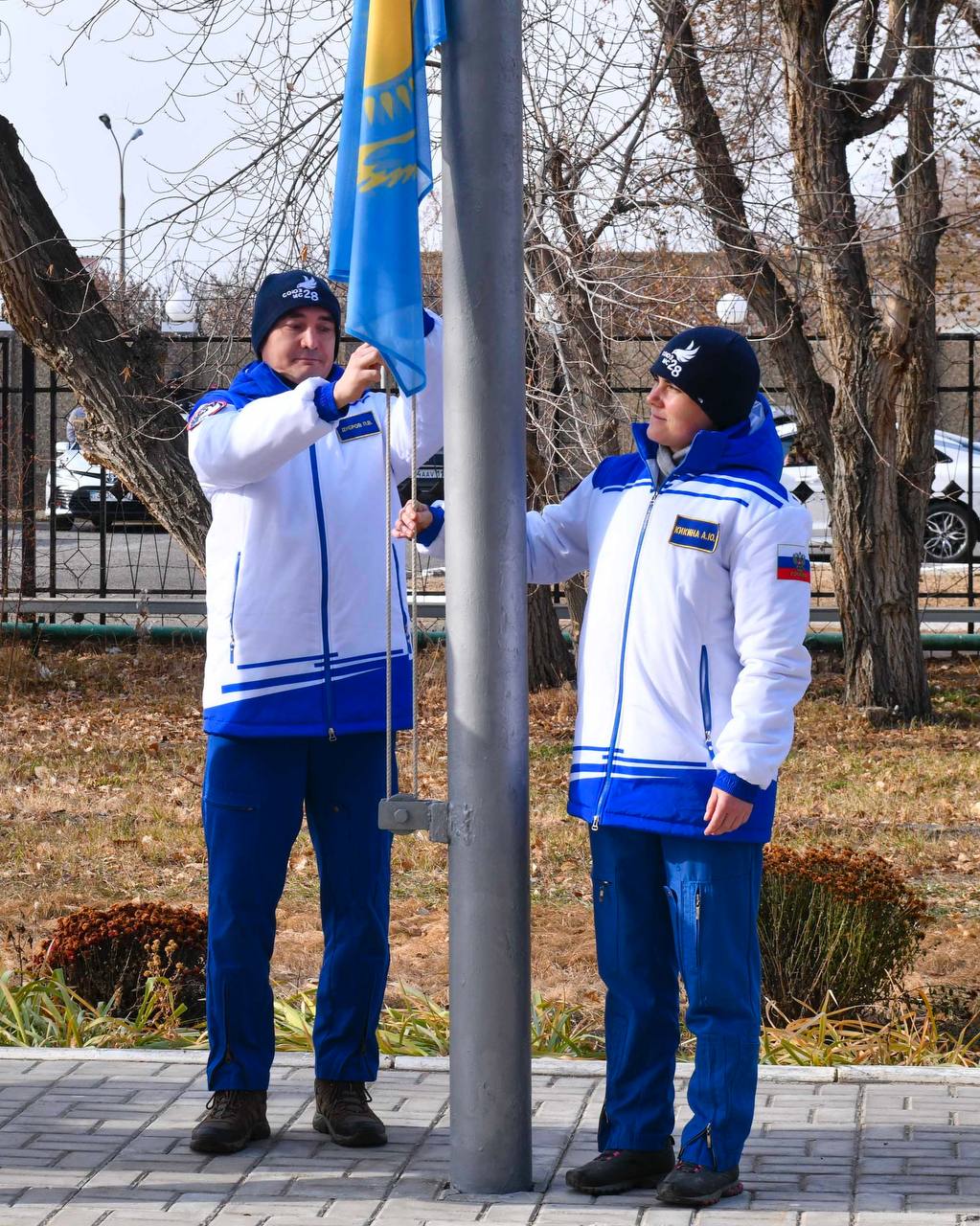 На Байконуре подняли флаги и почтили память основоположников отечественной космонавтики На Байконуре подняли флаги и почтили память основоположников отечественной космонавтики