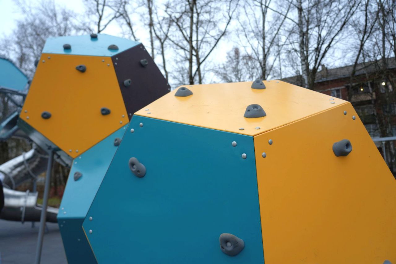 Завершили благоустройство небольшой детской площадки во дворе дома по ул. Инженерной, 6. Интересный получился игровой городок в стиле кубизма Завершили благоустройство небольшой детской площадки во дворе дома по ул. Инженерной, 6. Интересный получился игровой городок в стиле кубизма