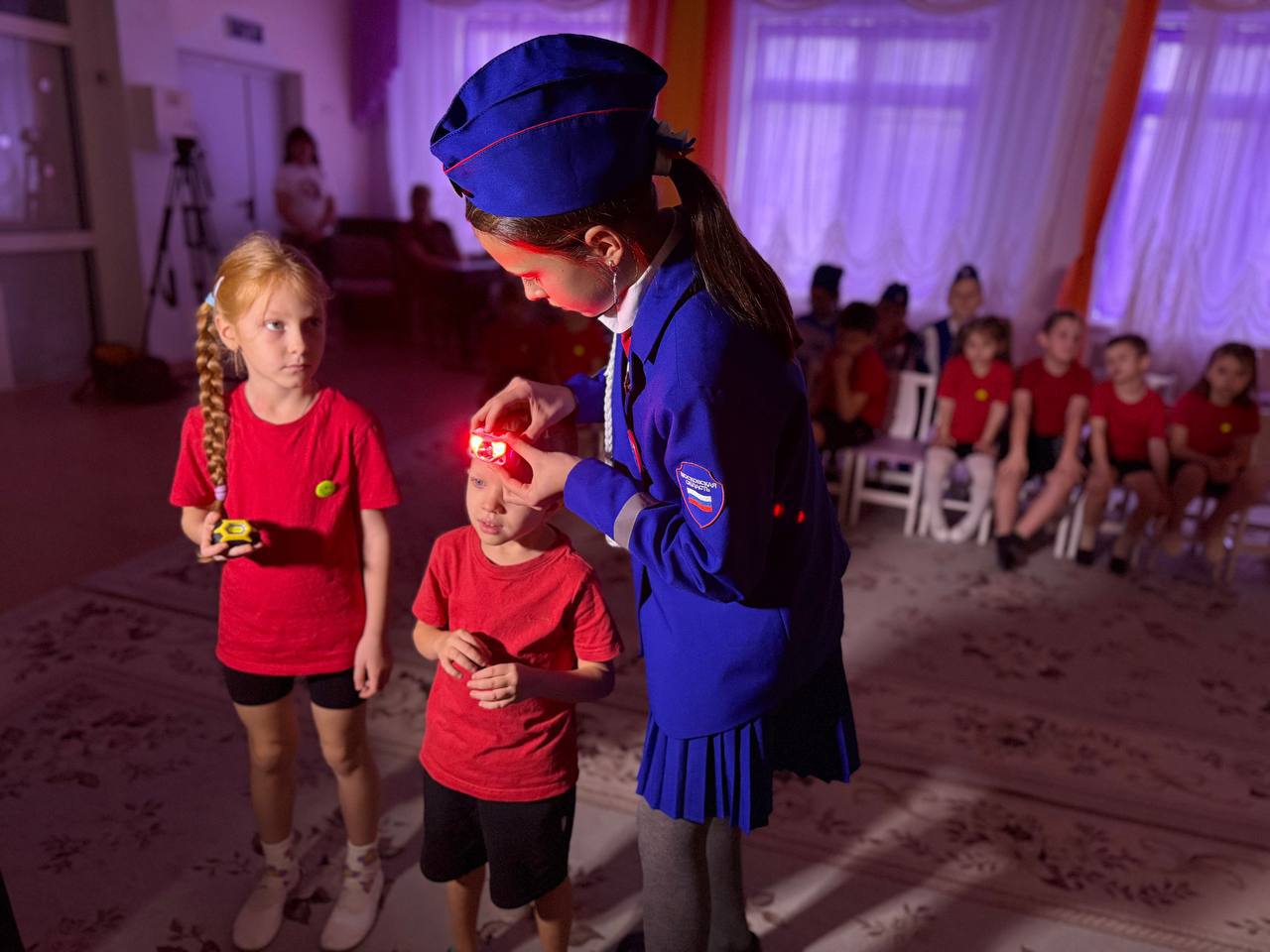 Для дошкольников провели «волшебный» эксперимент: как быть заметным в сумерках Для дошкольников провели «волшебный» эксперимент: как быть заметным в сумерках