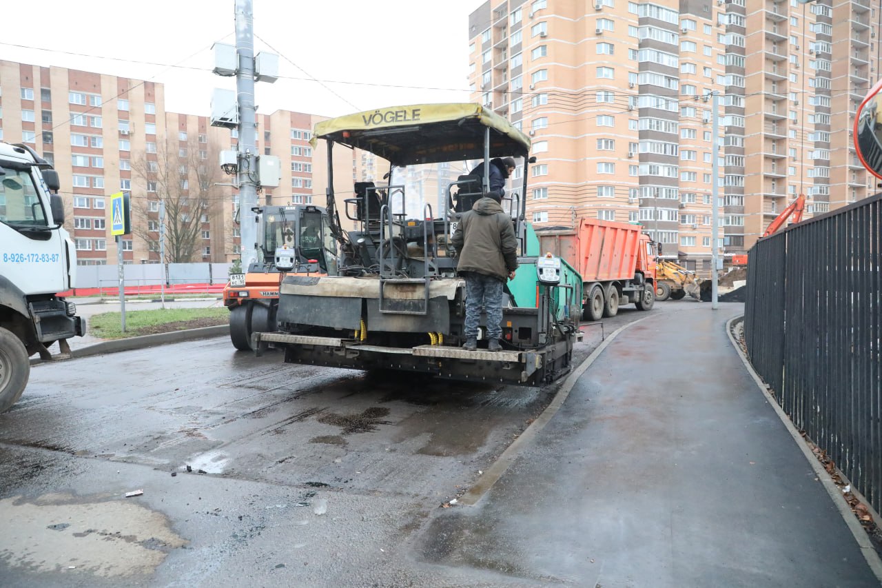 В Долгопрудном асфальтируют участок дороги в рамках реконструкции улицы Молодёжная