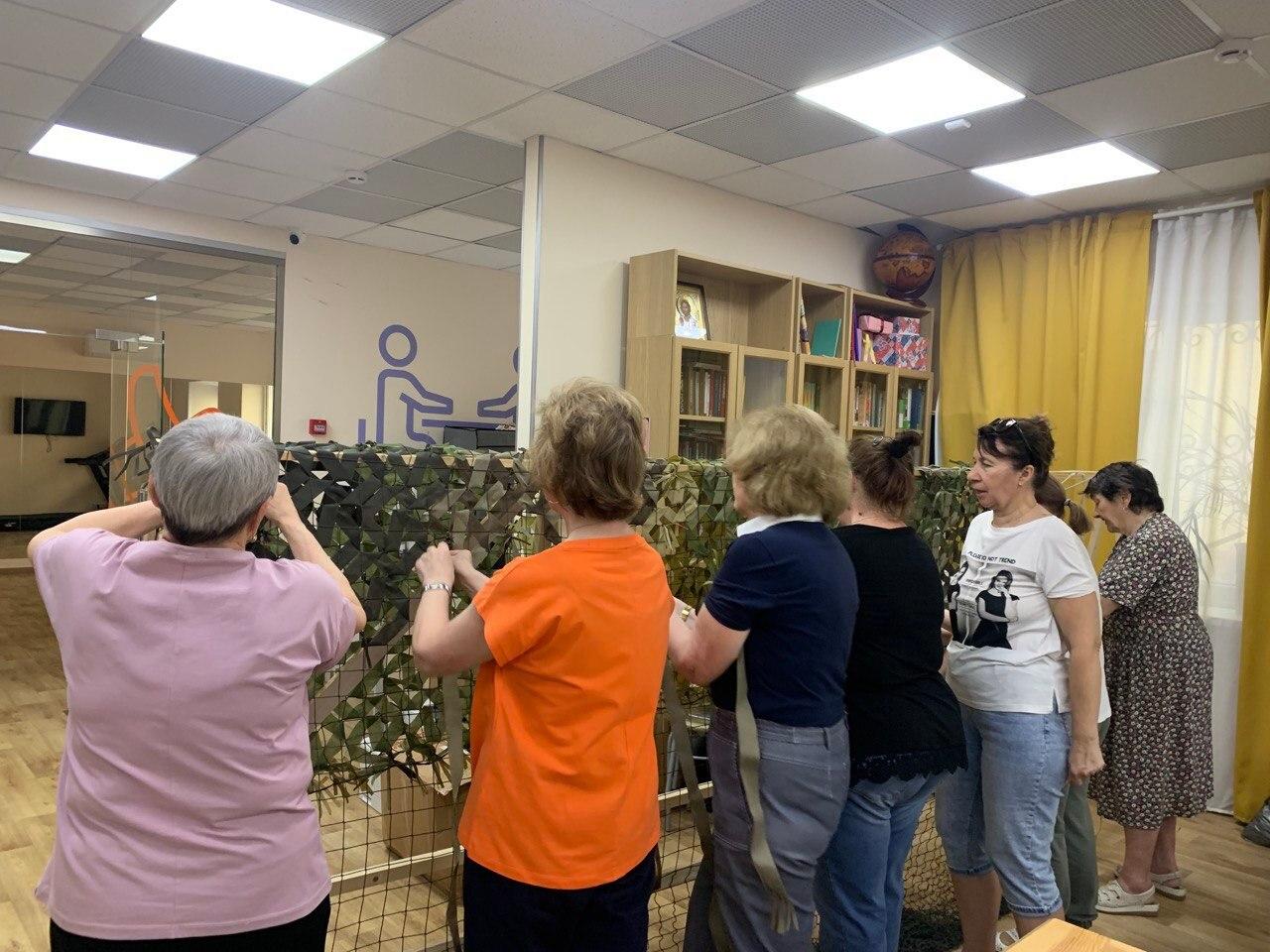 270 маскировочных сетей для бойцов СВО сплели участники королевского клуба «Активное долголетие» 270 маскировочных сетей для бойцов СВО сплели участники королевского клуба «Активное долголетие»