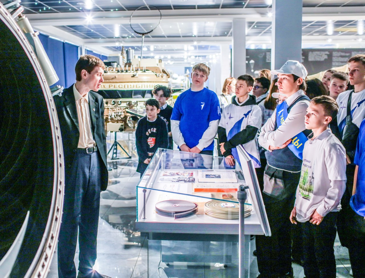 Дмитрий Волков: На территории легендарного «НПО Лавочкина» у памятника истребителю «Ла-5» при участии ребят из Нахабинской школы №2 и школы №18, байкеров мотоклуба «Ночные волки» во главе с Александром «Хирургом»... Дмитрий Волков: На территории легендарного «НПО Лавочкина» у памятника истребителю «Ла-5» при участии ребят из Нахабинской школы №2 и школы №18, байкеров мотоклуба «Ночные волки» во главе с Александром «Хирургом»...