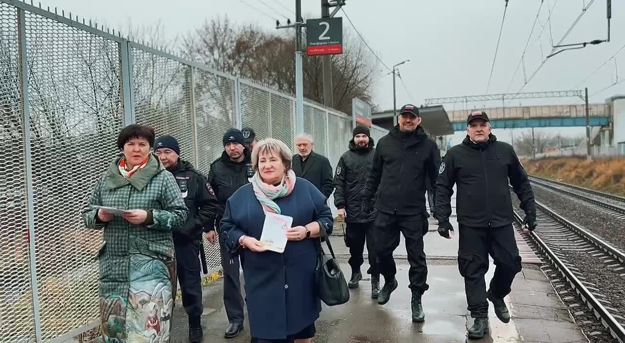 Более 100 листовок с правилами безопасности на железной дороге раздали пассажирам станции Кутузовская