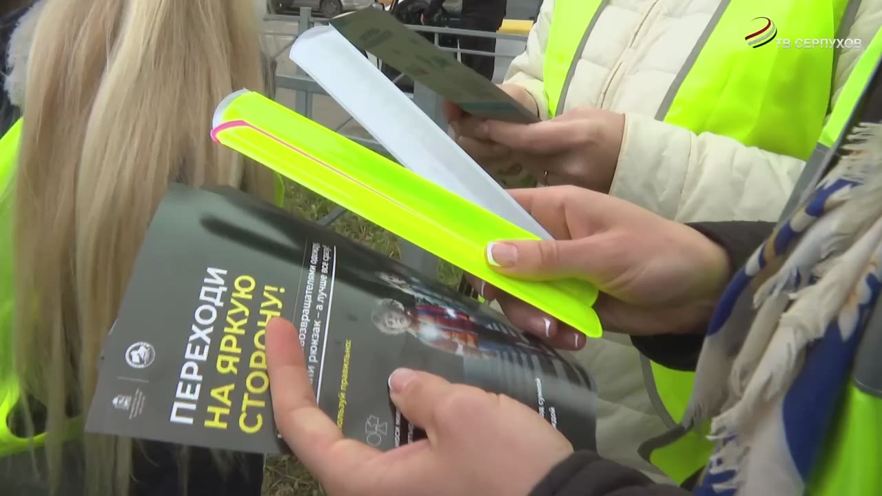 Родители по собственной инициативе дежурят у пешеходных переходов, расположенных вблизи школ, чтобы предотвратить дорожные аварии