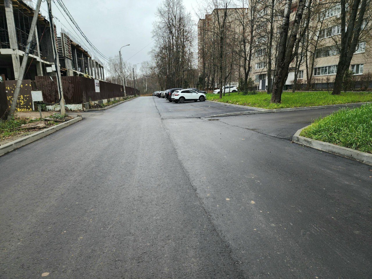 На Выстреле заасфальтировали улицу Драгунского На Выстреле заасфальтировали улицу Драгунского