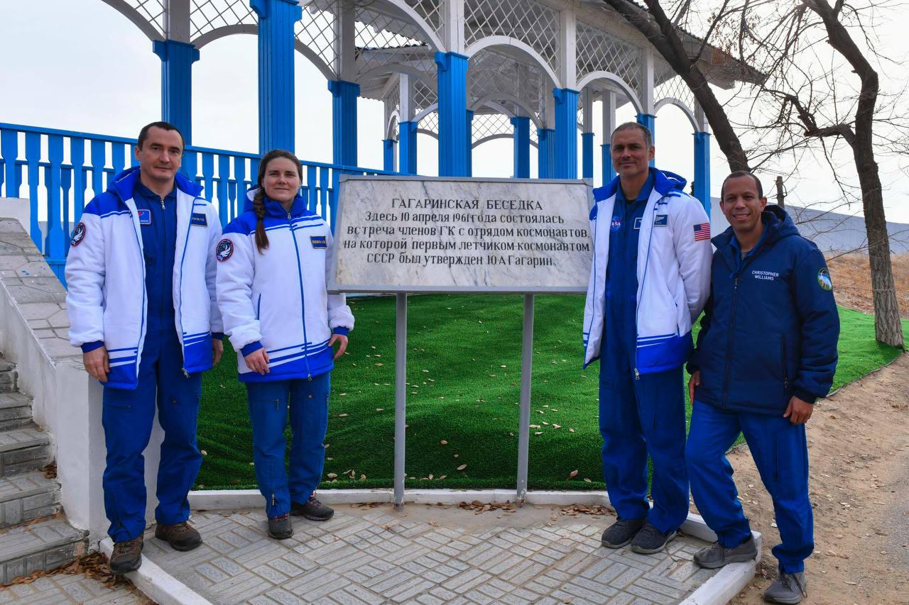 На Байконуре подняли флаги и почтили память основоположников отечественной космонавтики На Байконуре подняли флаги и почтили память основоположников отечественной космонавтики