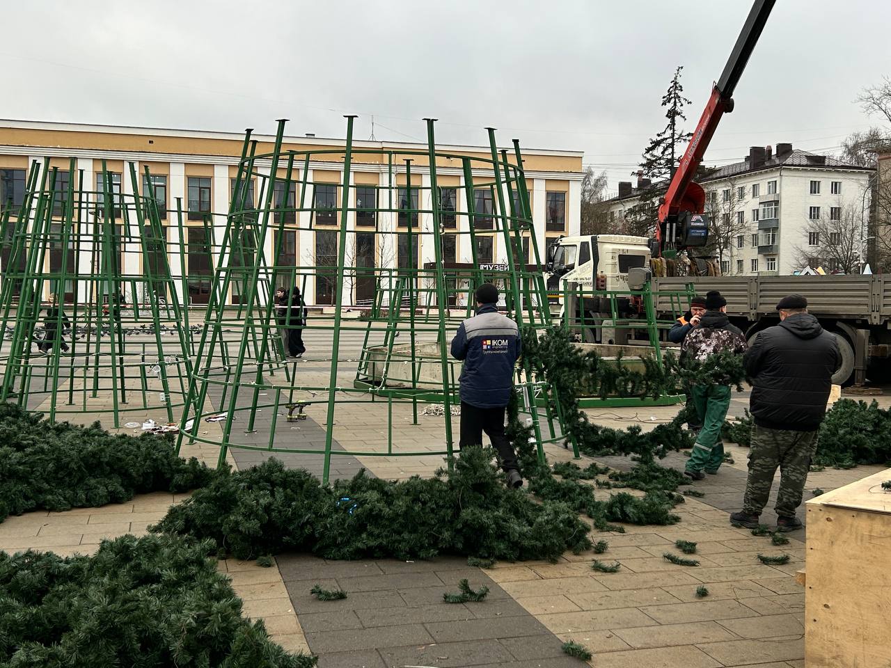 Главную новогоднюю ёлку начали устанавливать в Королёве Главную новогоднюю ёлку начали устанавливать в Королёве