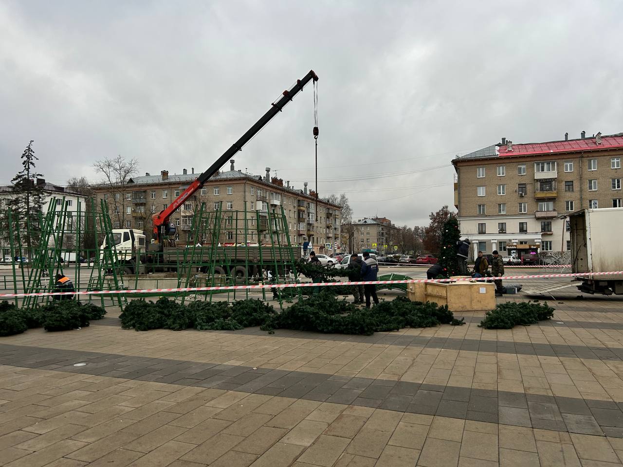 Главную новогоднюю ёлку начали устанавливать в Королёве Главную новогоднюю ёлку начали устанавливать в Королёве