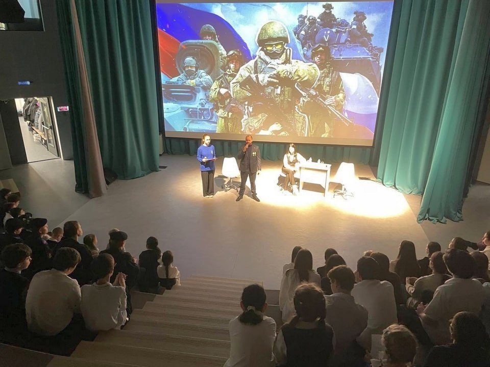 Мытищинские школьники пообщались с ветераном боевых действий на «Уроке мужества» Мытищинские школьники пообщались с ветераном боевых действий на «Уроке мужества»