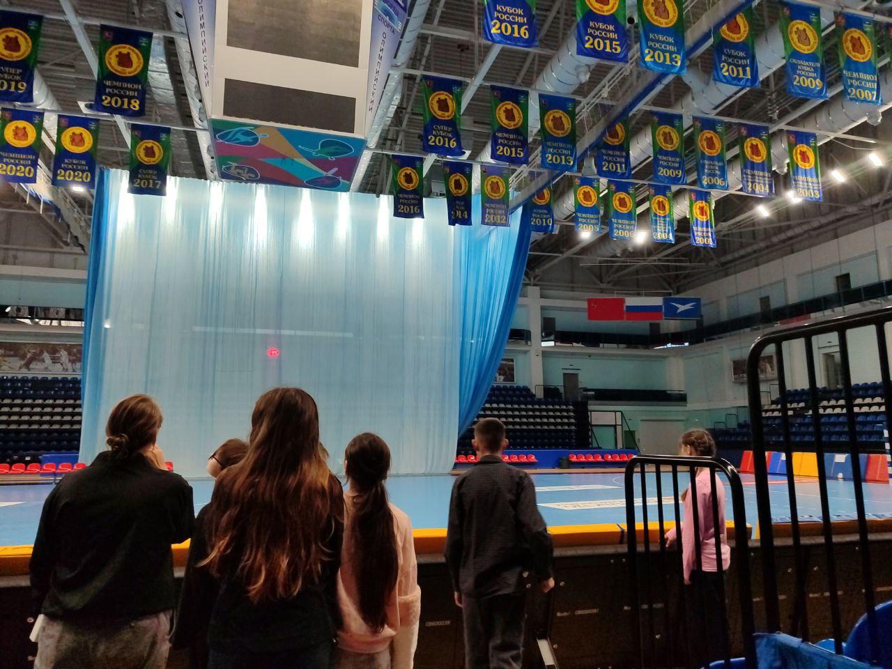 Экскурсия в мир спорта!. Вчера наш 6Ж класс отправился в увлекательное путешествие по современному спорткомплексу «Олимпийский» им. В.С. Максимова Экскурсия в мир спорта!. Вчера наш 6Ж класс отправился в увлекательное путешествие по современному спорткомплексу «Олимпийский» им. В.С. Максимова