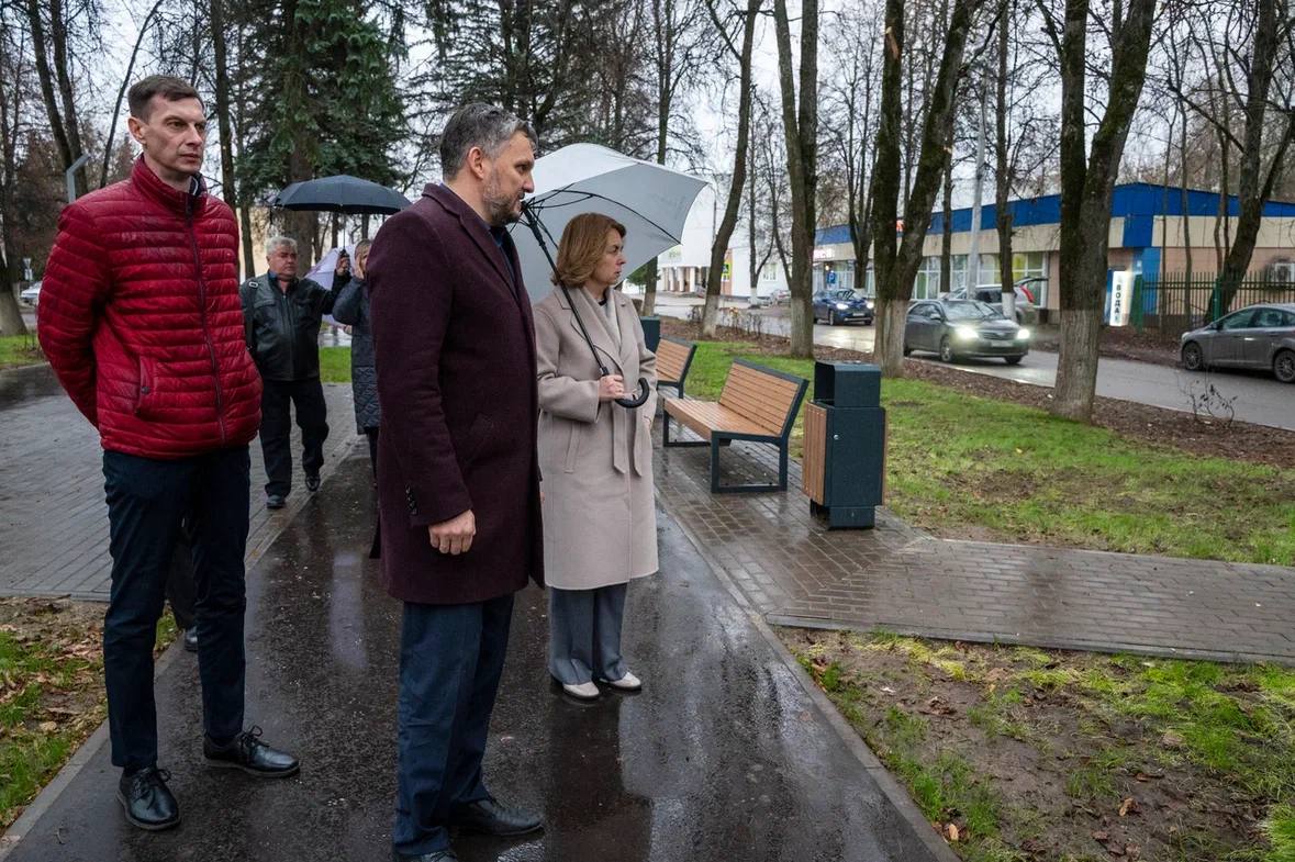 Евгения Хрусталева вместе с жителями Растуново осмотрела обновлённый сквер и обсудила дальнейшие шаги по его благоустройству Евгения Хрусталева вместе с жителями Растуново осмотрела обновлённый сквер и обсудила дальнейшие шаги по его благоустройству