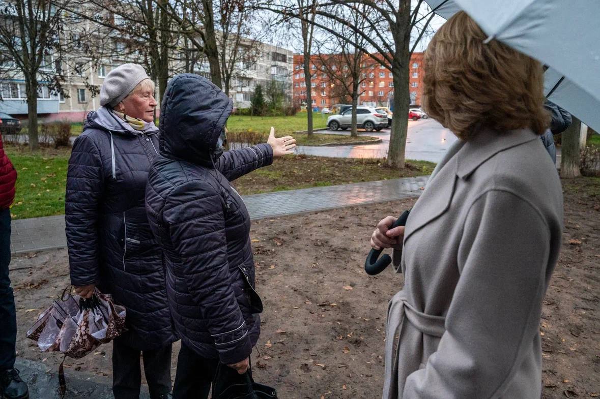 Евгения Хрусталева вместе с жителями Растуново осмотрела обновлённый сквер и обсудила дальнейшие шаги по его благоустройству Евгения Хрусталева вместе с жителями Растуново осмотрела обновлённый сквер и обсудила дальнейшие шаги по его благоустройству
