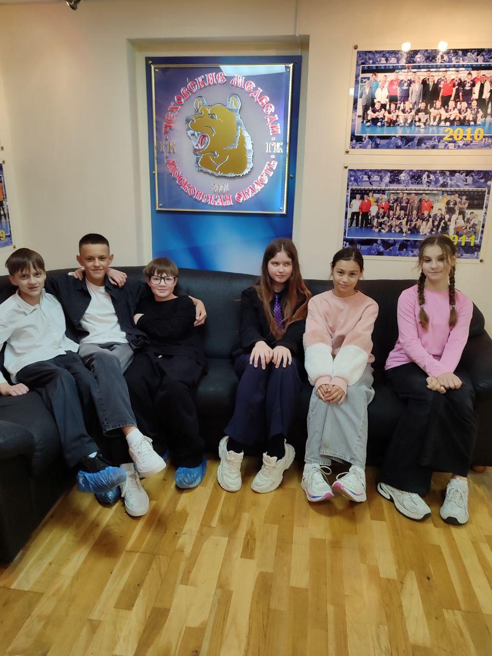 Экскурсия в мир спорта!. Вчера наш 6Ж класс отправился в увлекательное путешествие по современному спорткомплексу «Олимпийский» им. В.С. Максимова Экскурсия в мир спорта!. Вчера наш 6Ж класс отправился в увлекательное путешествие по современному спорткомплексу «Олимпийский» им. В.С. Максимова